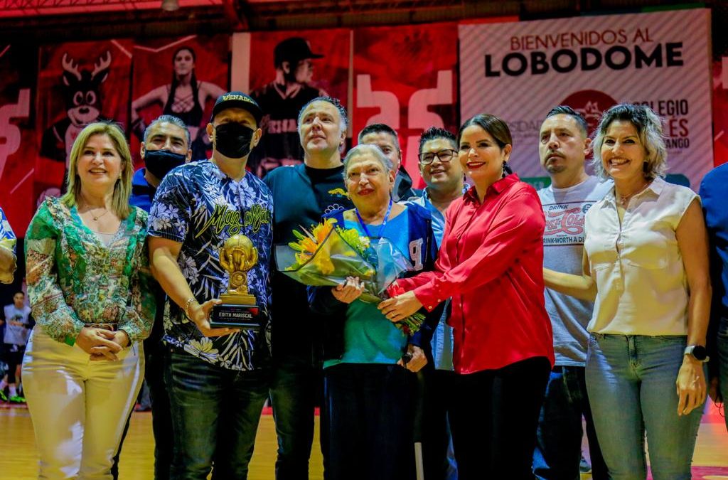 Edith Mariscal recibe reconocimiento en la ceremonia inaugural de Venados Basketball, en el arranque, en Mazatlán, de Cibacopa 2022