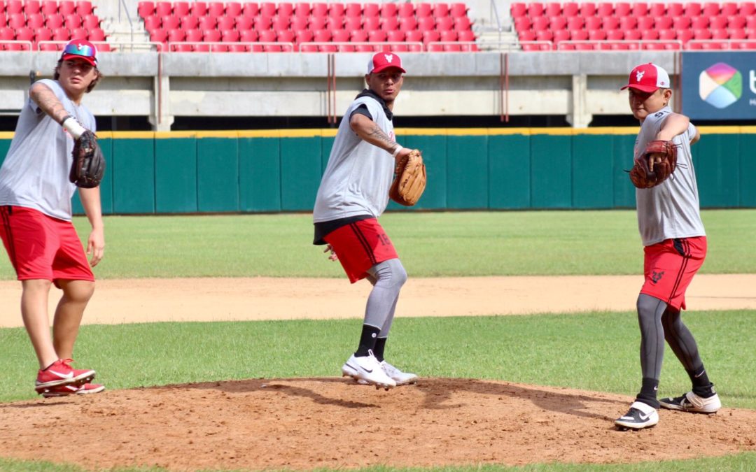 Braulio Torres-Pérez pule sus lanzamientos para su debut en el beisbol invernal, con Venados de Mazatlán