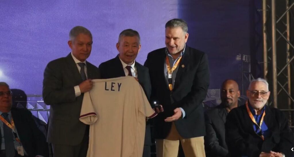 Por su gran aportación al beisbol, Álvaro Ley López fue entronizado al Pabellón de la Fama de la Serie del Caribe 2025