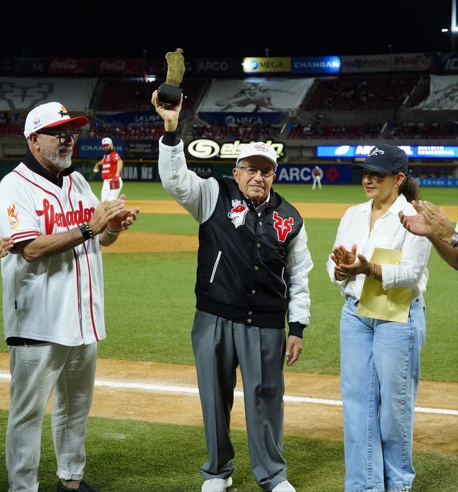 Leovi Carranza recibe el Premio Orgullo Venados 2025