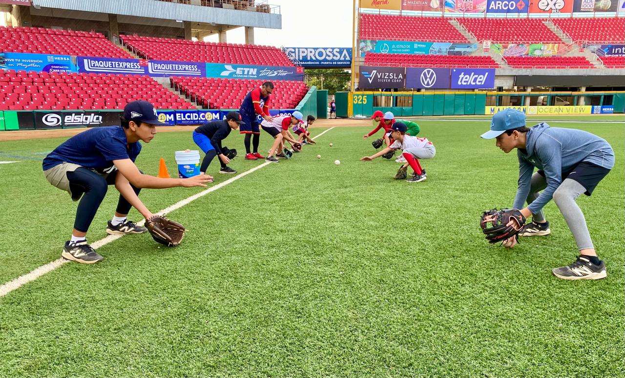Sembrando sueños desde el diamante: la Academia de Beisbol avanza en su semana de introducción