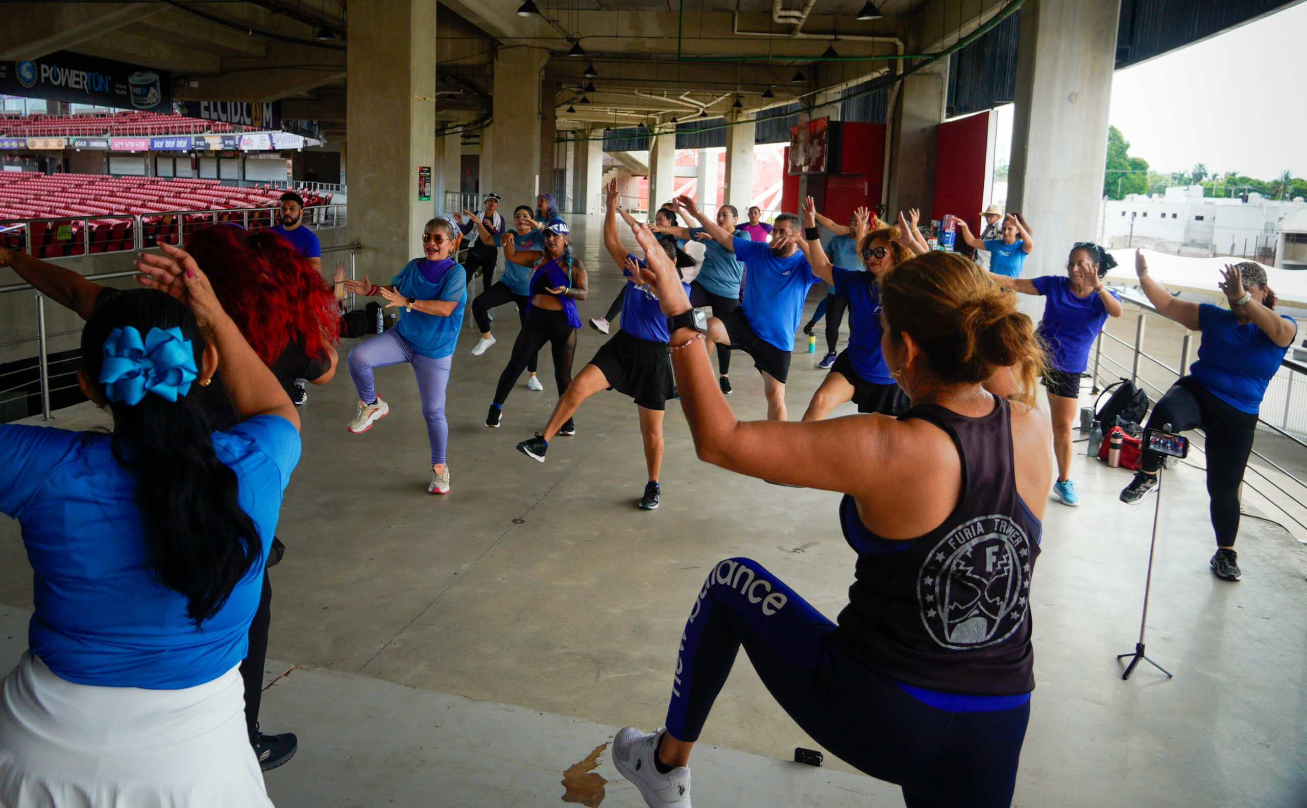 Zumba con causa reúne a mazatlecos en el Estadio Teodoro Mariscal en apoyo a Casa del Abuelo