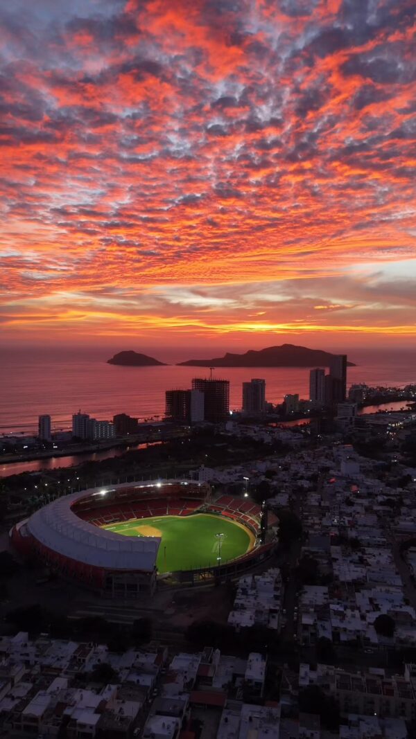 El sunset que nos regala Mazatlán, con el Teodoro Mariscal de fondo. ⚾️❤️
#YoSoyVenados #Mazatlán