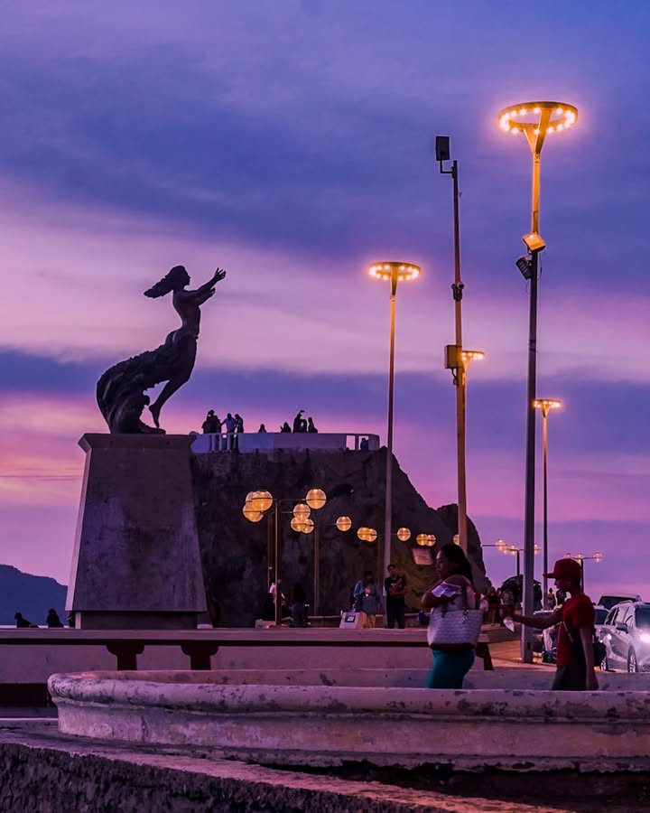 Hay postales que solo pueden ser de Mazatlán. Un atardecer, el mar y nuestros íconos…