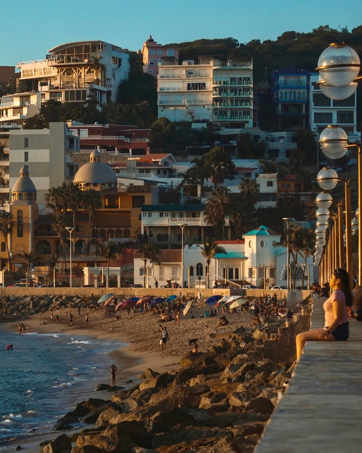 Donde el mar se encuentra con la historia y el corazón de Mazatlán. 🌊 Olas…