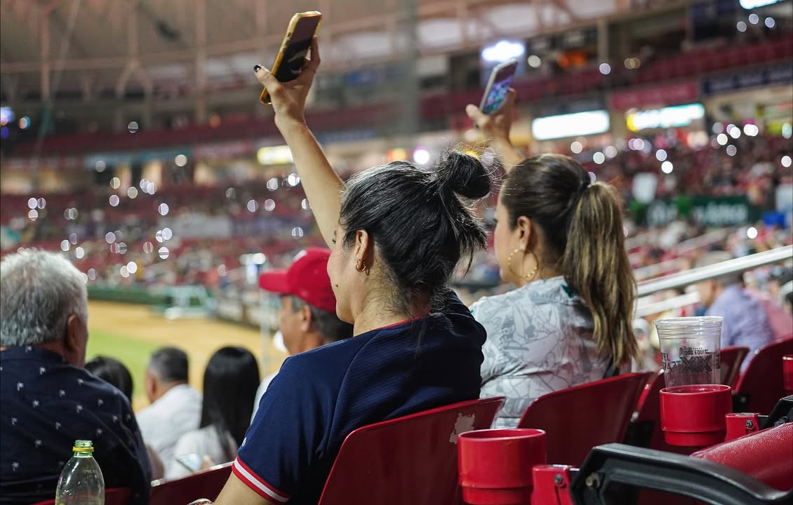 Una afición que sabe cómo hacer brillar el estadio. 📱✨⚾
#YoSoyVenados #Mazatlán