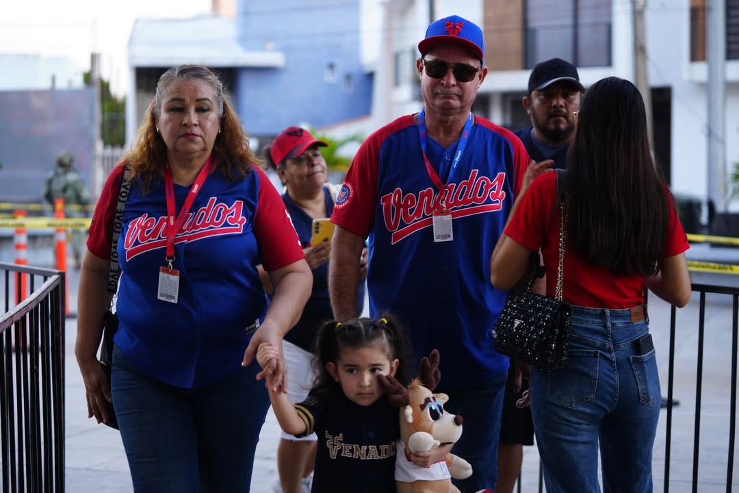 ⚾️ ¡LA FIESTA YA SE SIENTE EN EL TEODORO! 🏟️✨ La afición ya está desfilando…